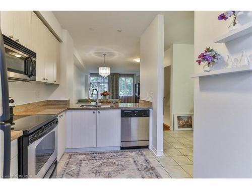 971 Reimer Common, Burlington, ON - Indoor Photo Showing Kitchen With Stainless Steel Kitchen With Double Sink