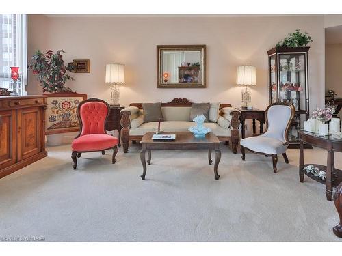 305-1903 Pilgrims Way, Oakville, ON - Indoor Photo Showing Living Room