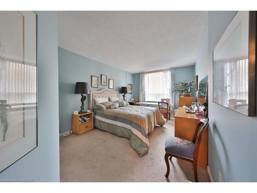 305-1903 Pilgrims Way, Oakville, ON - Indoor Photo Showing Bedroom