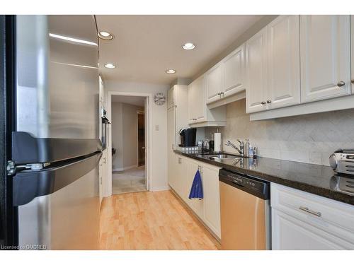 305-1903 Pilgrims Way, Oakville, ON - Indoor Photo Showing Kitchen