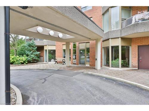 305-1903 Pilgrims Way, Oakville, ON - Outdoor