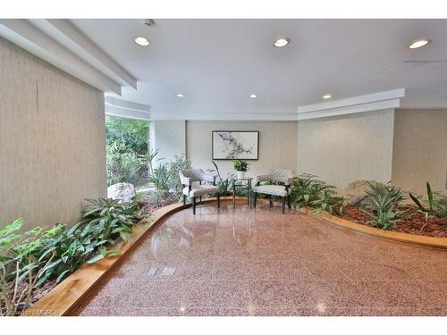 305-1903 Pilgrims Way, Oakville, ON - Indoor