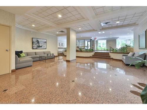 305-1903 Pilgrims Way, Oakville, ON - Indoor