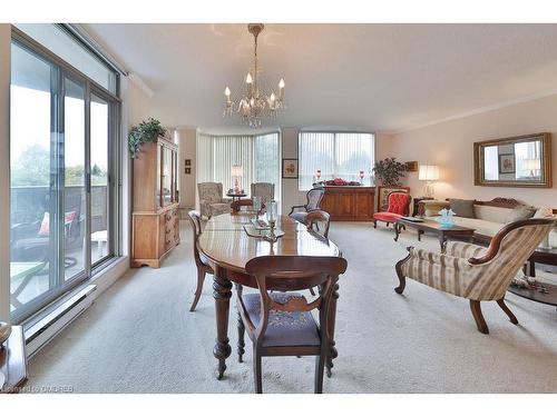 305-1903 Pilgrims Way, Oakville, ON - Indoor Photo Showing Living Room