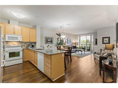 212-383 Main Street E, Milton, ON - Indoor Photo Showing Kitchen