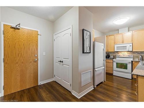 212-383 Main Street E, Milton, ON - Indoor Photo Showing Kitchen