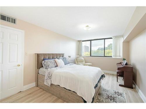 508-40 Richview Road, Toronto, ON - Indoor Photo Showing Bedroom