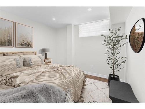 4214 Amaletta Crescent, Burlington, ON - Indoor Photo Showing Bedroom