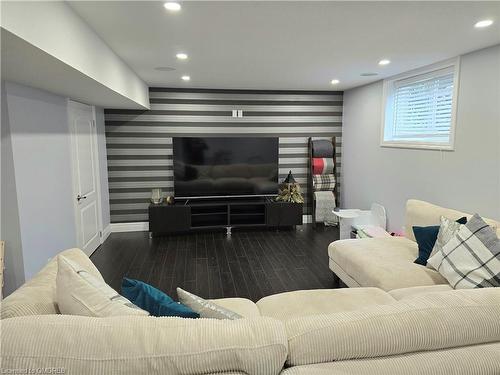 520 Pine Hollow Court, Kitchener, ON - Indoor Photo Showing Living Room