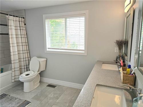 520 Pine Hollow Court, Kitchener, ON - Indoor Photo Showing Bathroom