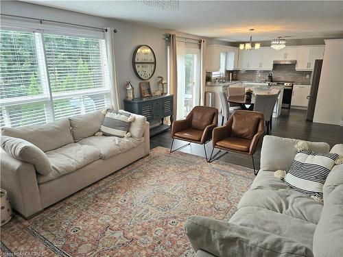 520 Pine Hollow Court, Kitchener, ON - Indoor Photo Showing Living Room