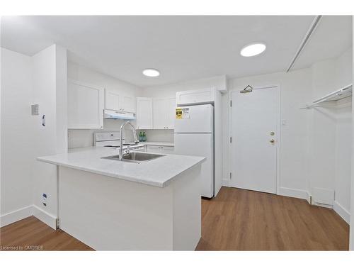 19-41 Valleyview Road, Kitchener, ON - Indoor Photo Showing Kitchen