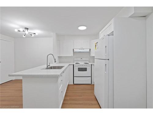 19-41 Valleyview Road, Kitchener, ON - Indoor Photo Showing Kitchen