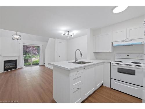 19-41 Valleyview Road, Kitchener, ON - Indoor Photo Showing Kitchen