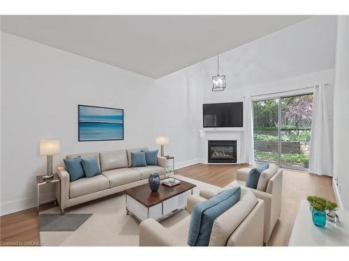 19-41 Valleyview Road, Kitchener, ON - Indoor Photo Showing Living Room With Fireplace