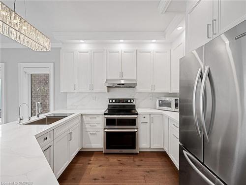 3104 Cardross Court, Oakville, ON - Indoor Photo Showing Kitchen With Upgraded Kitchen