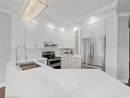 3104 Cardross Court, Oakville, ON - Indoor Photo Showing Kitchen With Double Sink With Upgraded Kitchen