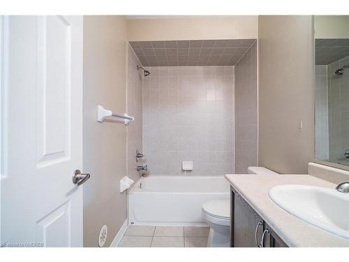 6-2435 Greenwich Drive, Oakville, ON - Indoor Photo Showing Bathroom