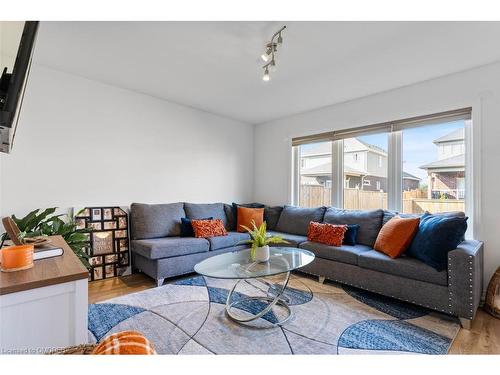 18 Viger Drive, Welland, ON - Indoor Photo Showing Living Room