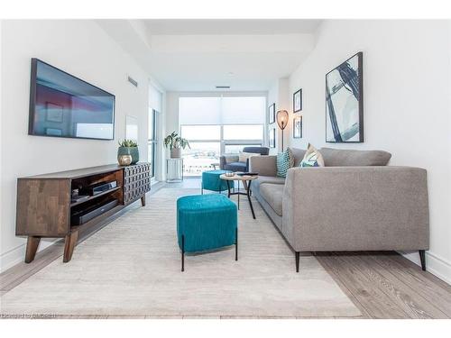 907-1050 Main Street E, Milton, ON - Indoor Photo Showing Living Room