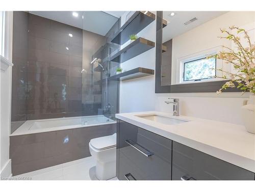 231 Wedgewood Drive, Oakville, ON - Indoor Photo Showing Bathroom