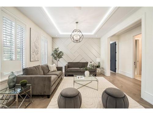 231 Wedgewood Drive, Oakville, ON - Indoor Photo Showing Living Room