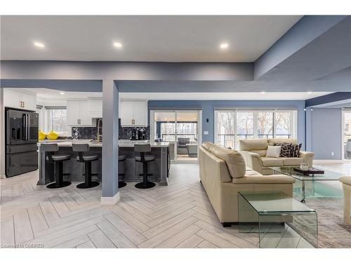 676 Bayshore Boulevard, Burlington, ON - Indoor Photo Showing Living Room