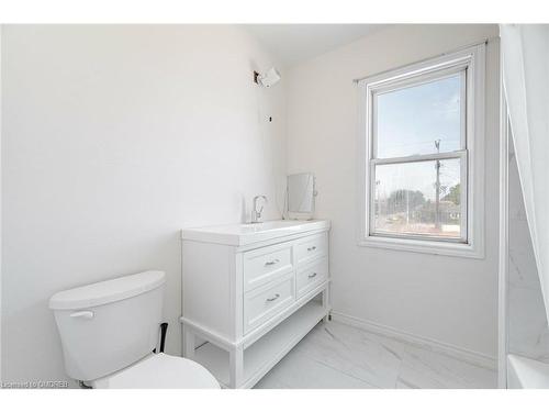 73 Hope Avenue, Hamilton, ON - Indoor Photo Showing Bathroom