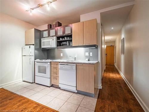 609-36 Blue Jays Way, Toronto, ON - Indoor Photo Showing Kitchen