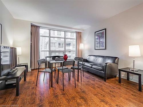 609-36 Blue Jays Way, Toronto, ON - Indoor Photo Showing Living Room