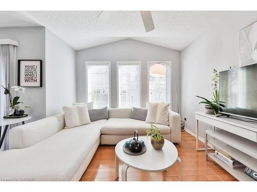 2185 Sutton Drive, Burlington, ON - Indoor Photo Showing Living Room