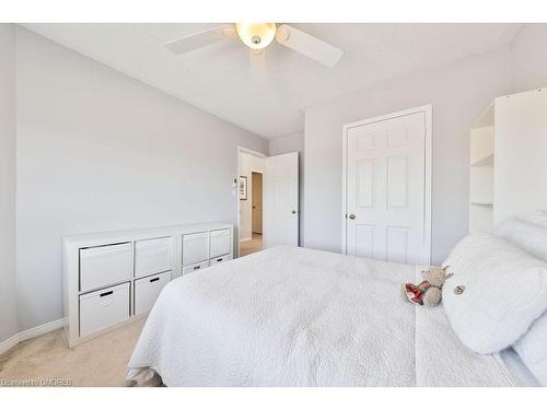 2185 Sutton Drive, Burlington, ON - Indoor Photo Showing Bedroom