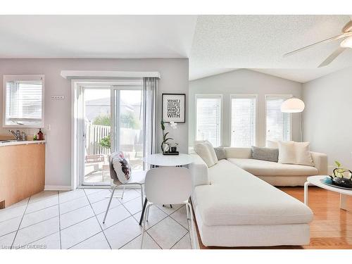 2185 Sutton Drive, Burlington, ON - Indoor Photo Showing Living Room