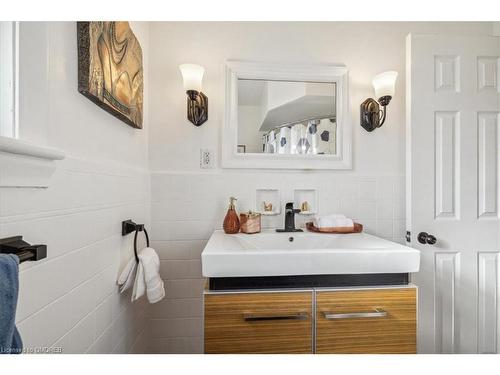 858 Partridge Drive, Burlington, ON - Indoor Photo Showing Bathroom