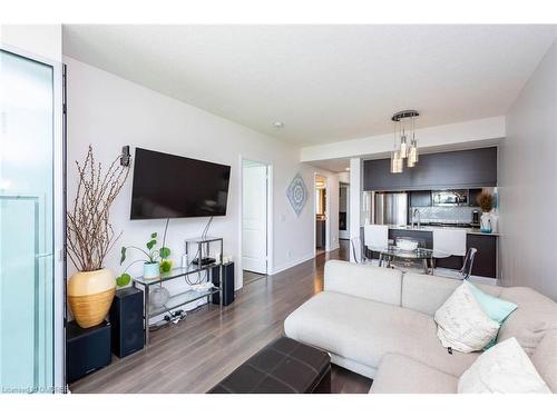 710-1055 Southdown Road, Mississauga, ON - Indoor Photo Showing Living Room