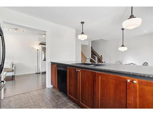 949 Hasselfeldt Heights, Milton, ON - Indoor Photo Showing Kitchen