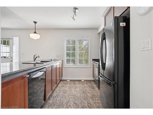 949 Hasselfeldt Heights, Milton, ON - Indoor Photo Showing Kitchen