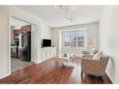 949 Hasselfeldt Heights, Milton, ON - Indoor Photo Showing Living Room