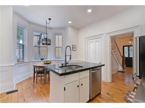 40 Centre Street, Alliston, ON - Indoor Photo Showing Kitchen With Upgraded Kitchen