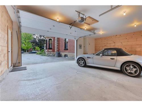 40 Centre Street, Alliston, ON - Indoor Photo Showing Garage