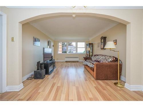 205C-5 East 36Th Street, Hamilton, ON - Indoor Photo Showing Living Room