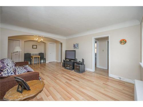 205C-5 East 36Th Street, Hamilton, ON - Indoor Photo Showing Living Room