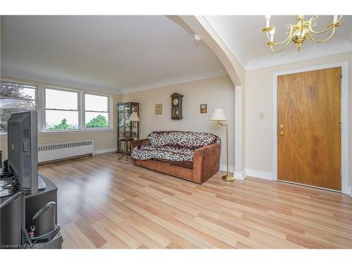 205C-5 East 36Th Street, Hamilton, ON - Indoor Photo Showing Bedroom