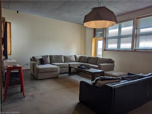 68 Roseview Avenue, Cambridge, ON - Indoor Photo Showing Living Room