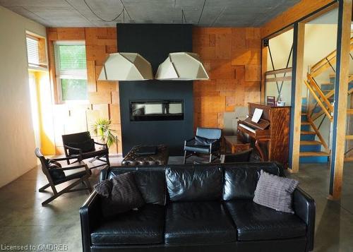 68 Roseview Avenue, Cambridge, ON - Indoor Photo Showing Living Room