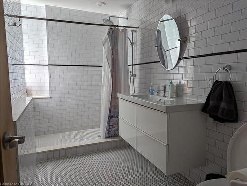 68 Roseview Avenue, Cambridge, ON - Indoor Photo Showing Bathroom