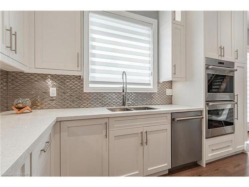 430 Stanfield Drive, Oakville, ON - Indoor Photo Showing Kitchen With Double Sink With Upgraded Kitchen