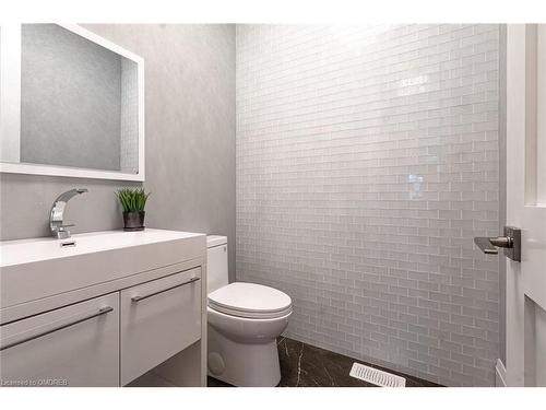 430 Stanfield Drive, Oakville, ON - Indoor Photo Showing Bathroom