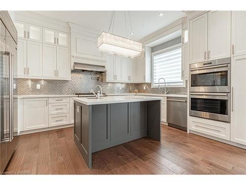 430 Stanfield Drive, Oakville, ON - Indoor Photo Showing Kitchen With Upgraded Kitchen