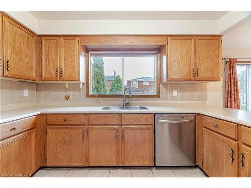 1500 Greenridge Circle, Oakville, ON - Indoor Photo Showing Kitchen With Double Sink